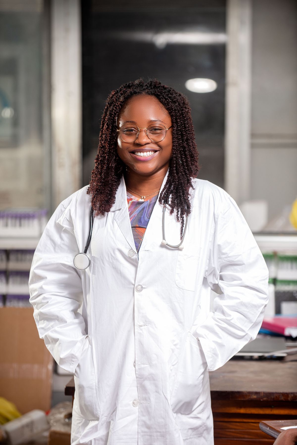 Farmacêutica sorrindo no laboratório de manipulação