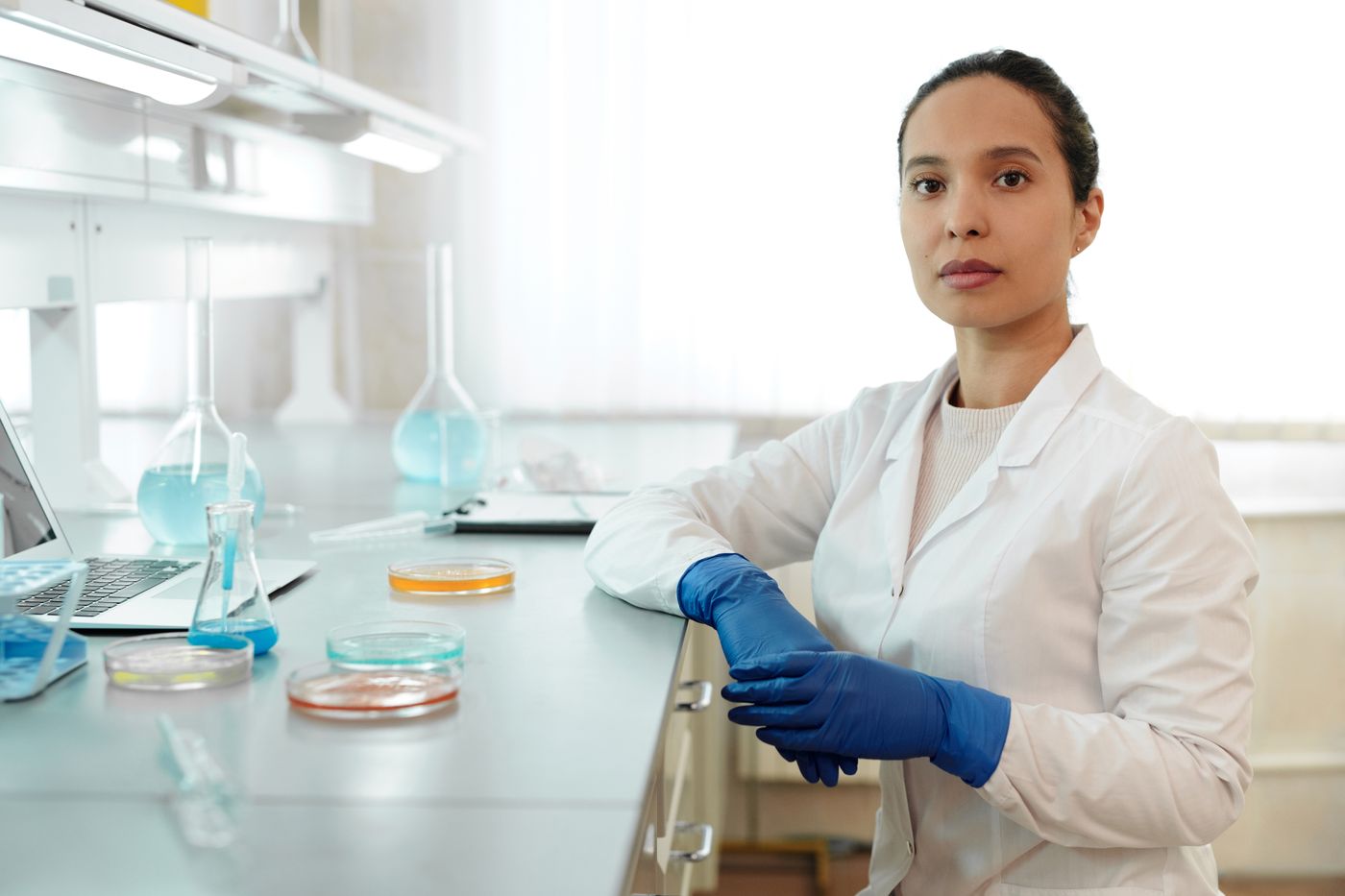 Profissional trabalhando em laboratório de manipulação