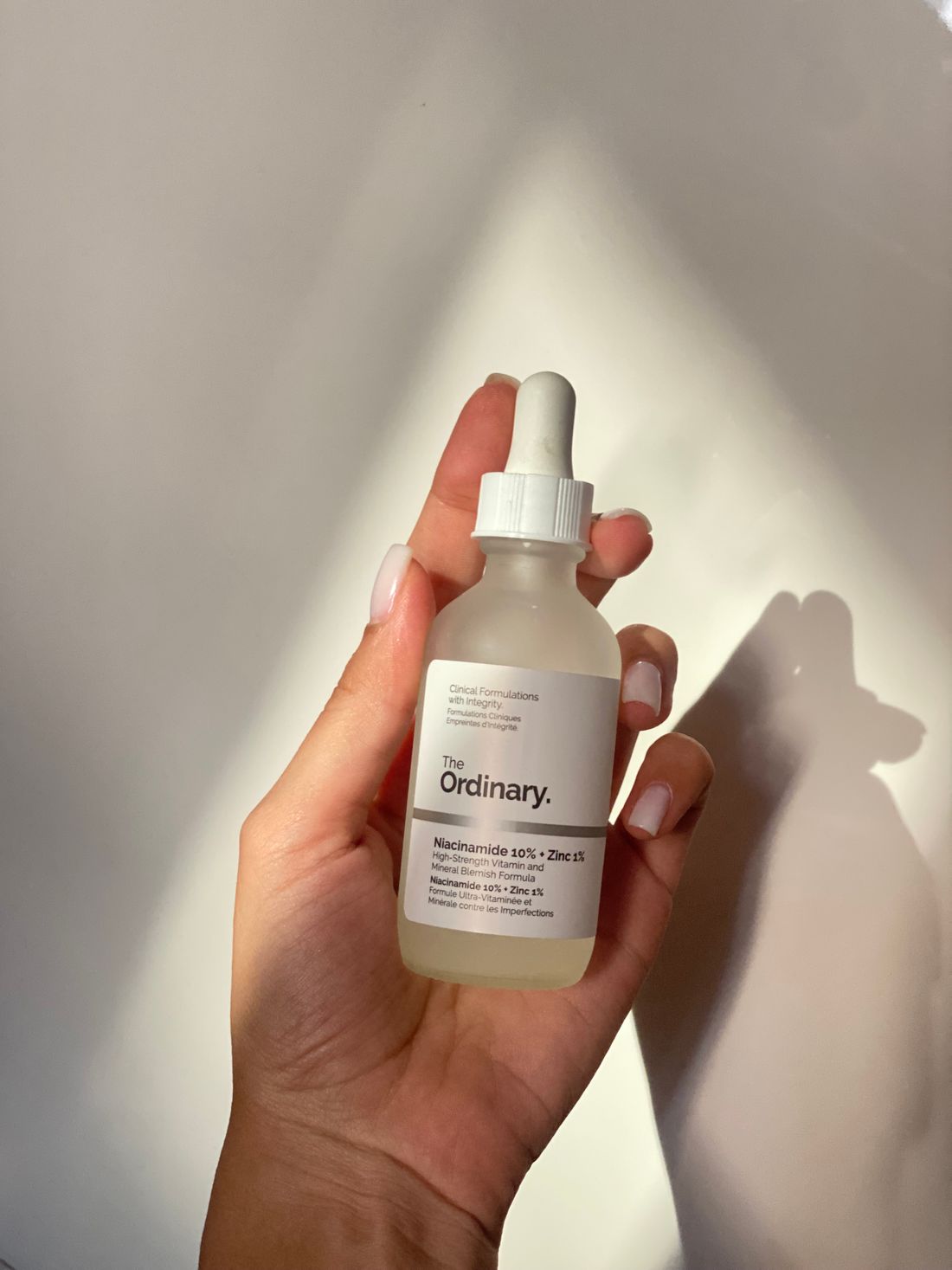 Mão segurando frasco de sérum manipulado